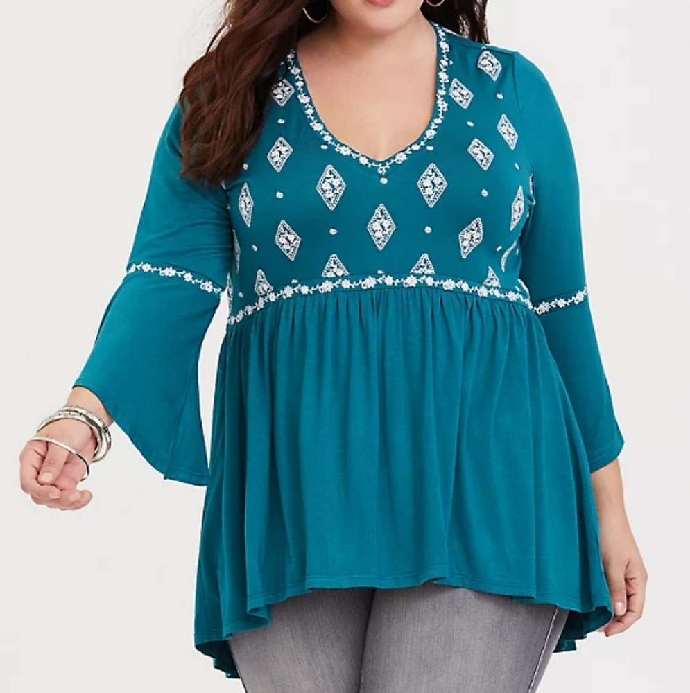 Torrid Super Soft Embroidered Babydoll Tee Size 2 NWT